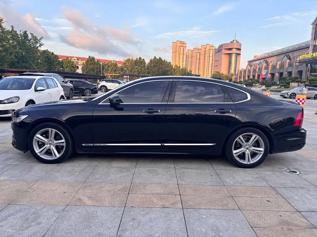 VOLVO S90 2019