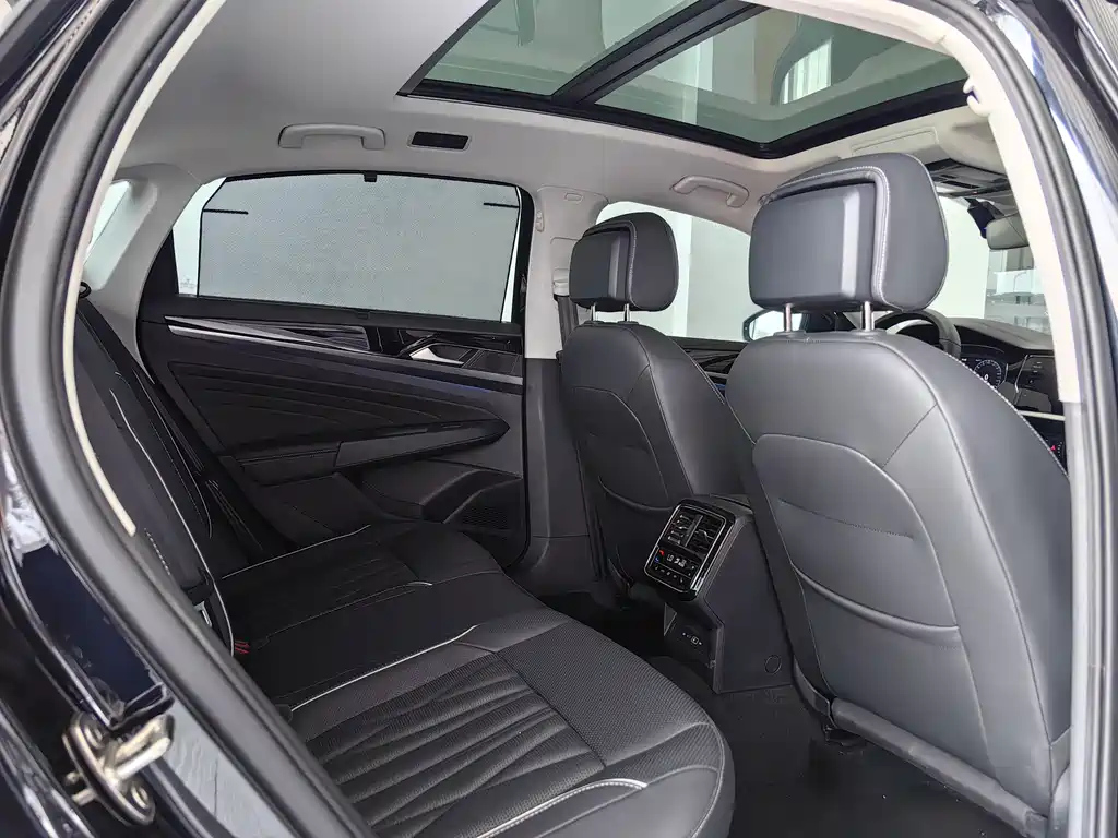 VOLKSWAGEN PASSAT 2024