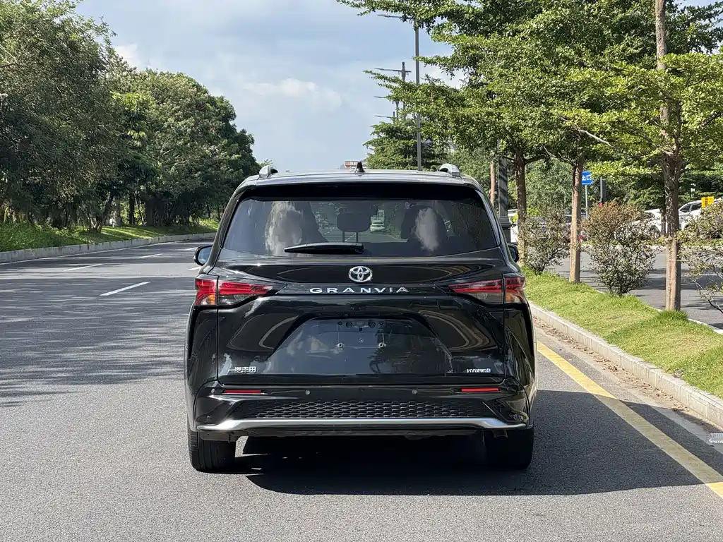 TOYOTA GRANVIA 2024