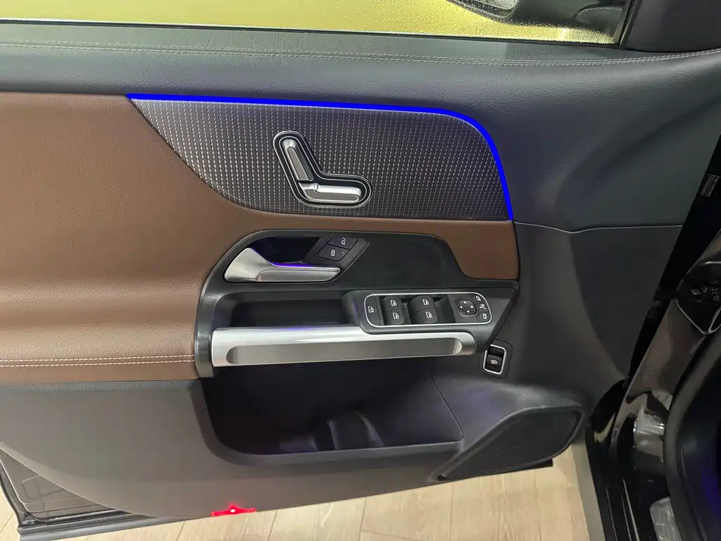 MERCEDES BENZ GLB 2023