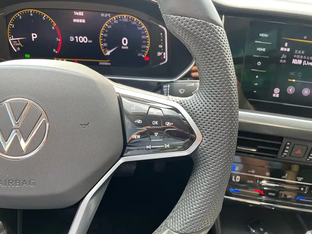 VOLKSWAGEN PASSAT 2024