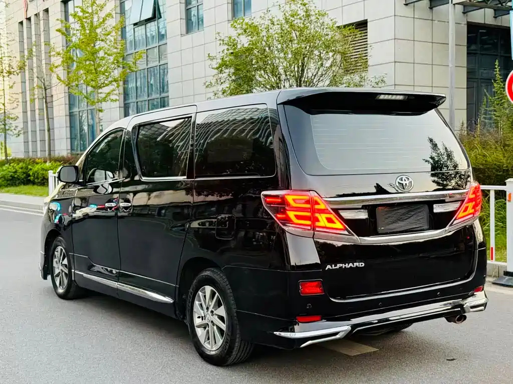TOYOTA ALPHARD 2015