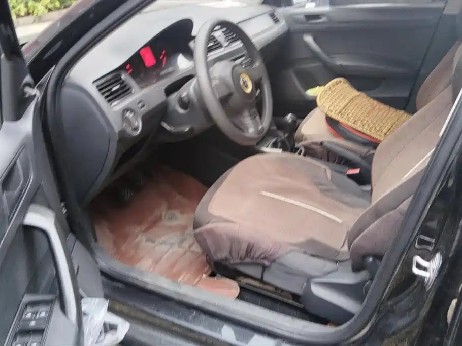 VOLKSWAGEN SANTANA 2015