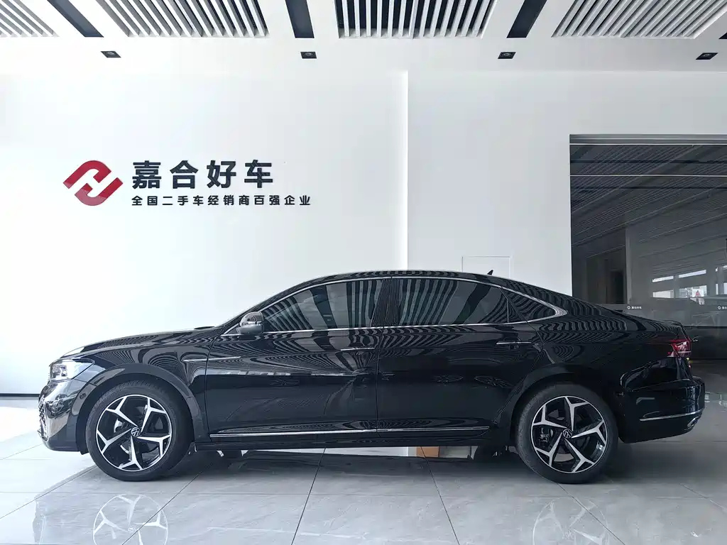 VOLKSWAGEN PASSAT 2024