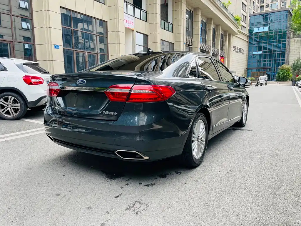 FORD TAURUS 2018