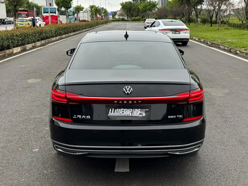 VOLKSWAGEN PASSAT 2024