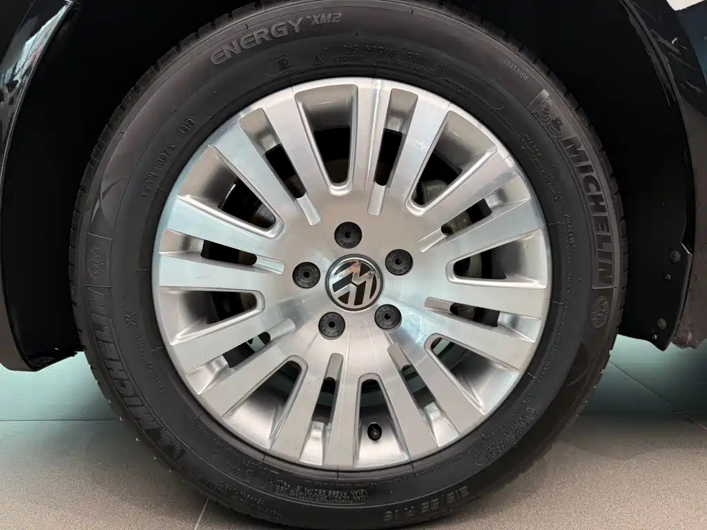 VOLKSWAGEN PASSAT LINGYU 2011