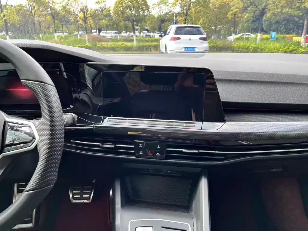 VOLKSWAGEN GOLF 2023