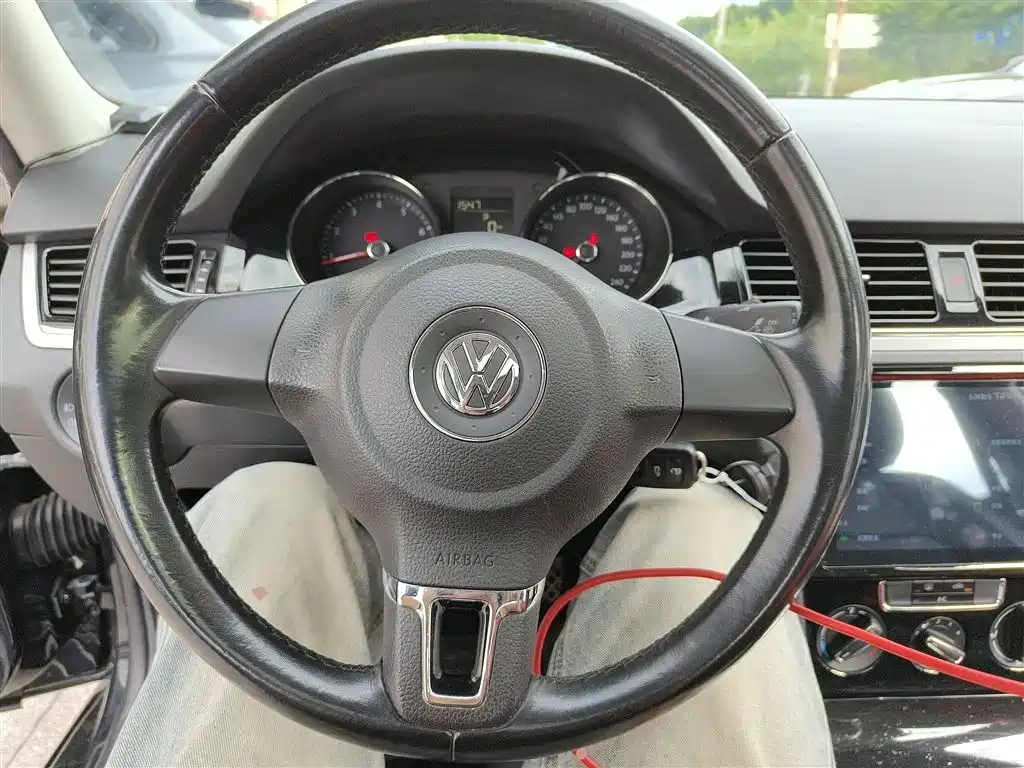 VOLKSWAGEN BORA 2015