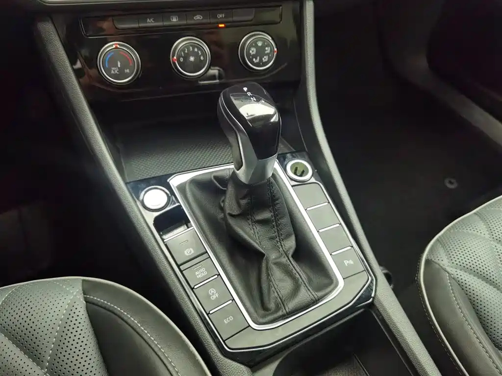 VOLKSWAGEN SAGITAR 2022