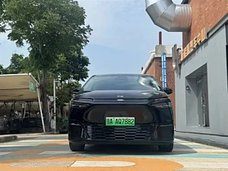 XPENG MOTORS X9