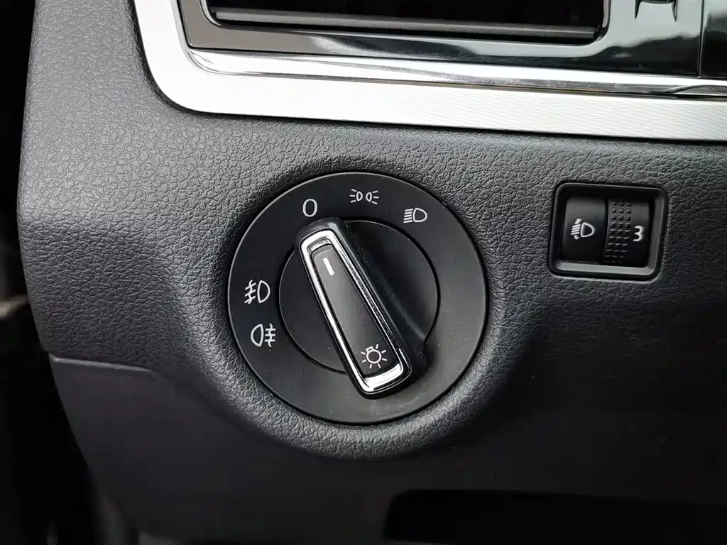 VOLKSWAGEN BORA 2013