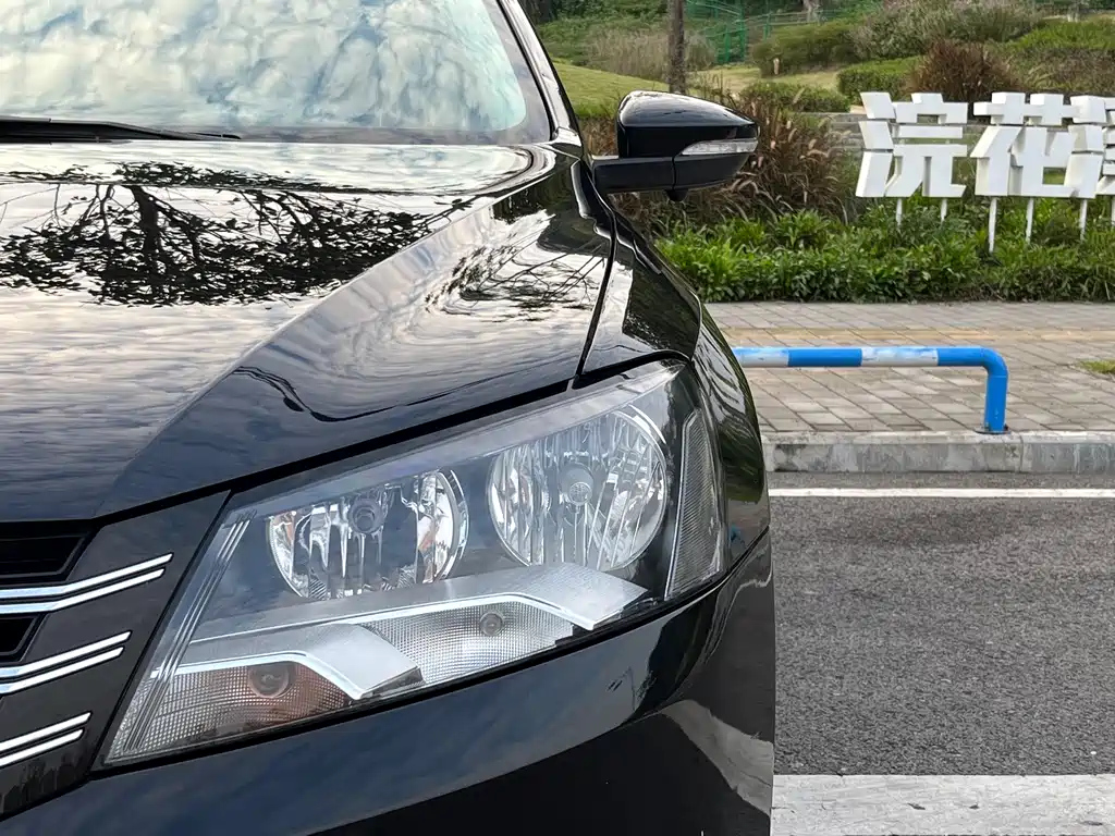 VOLKSWAGEN PASSAT 2012