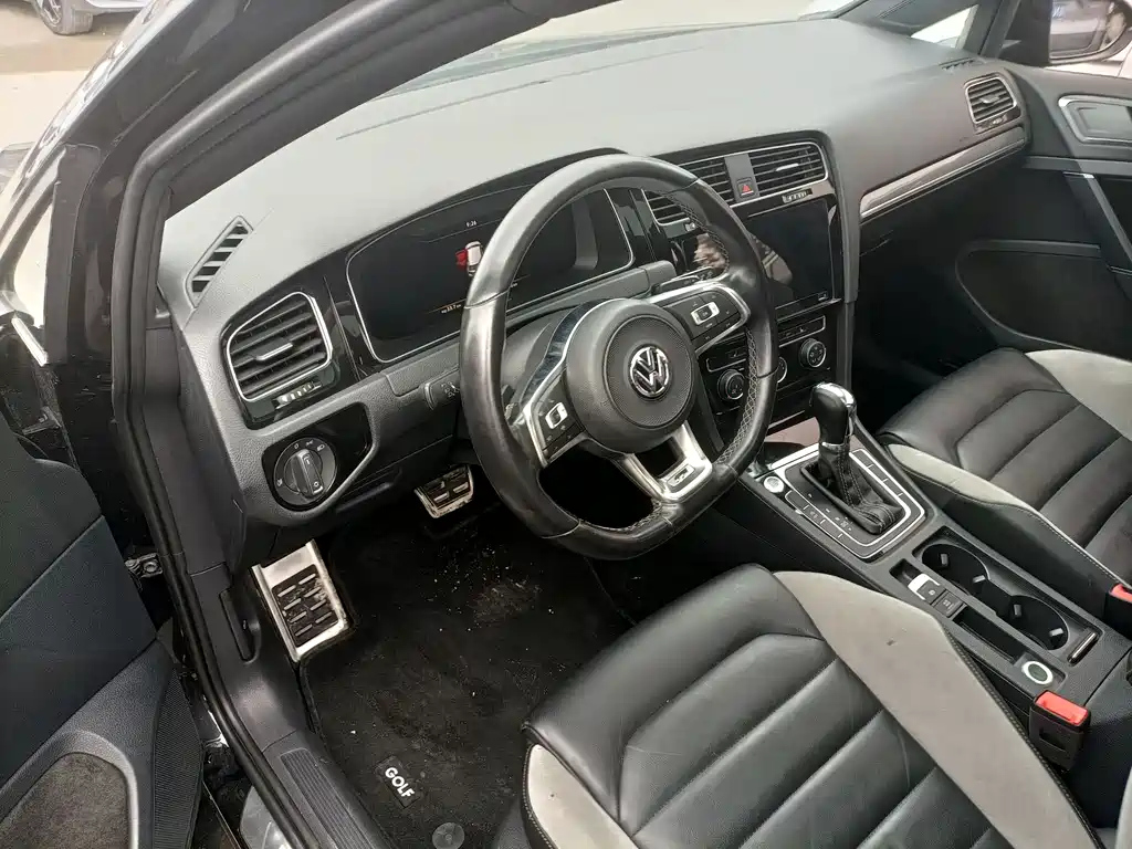 VOLKSWAGEN GOLF 2020