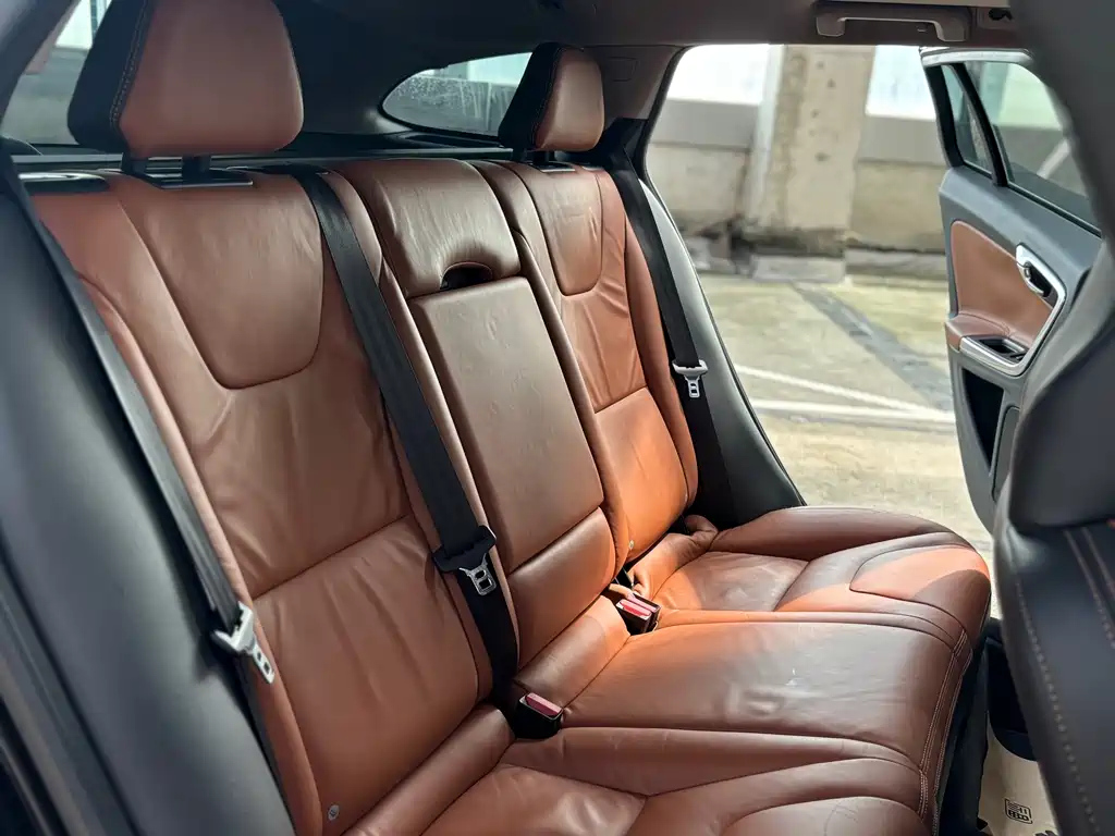 VOLVO V60 2015