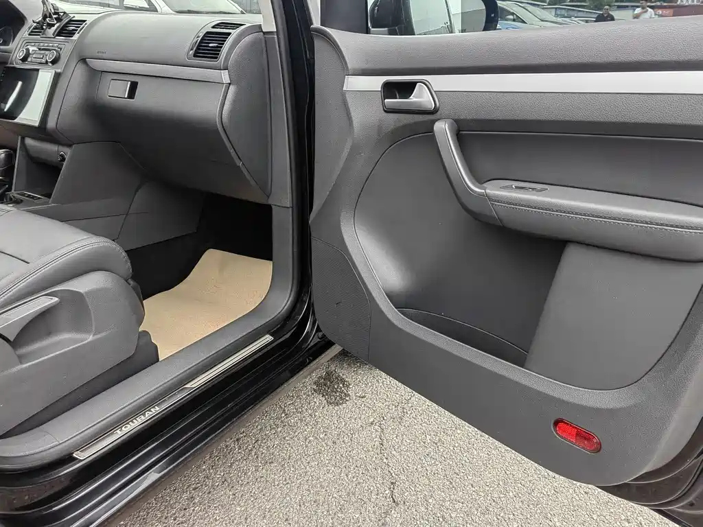 VOLKSWAGEN TOURAN 2013