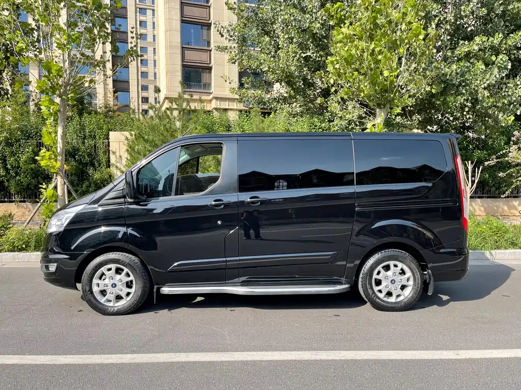 FORD TOUREO 2020