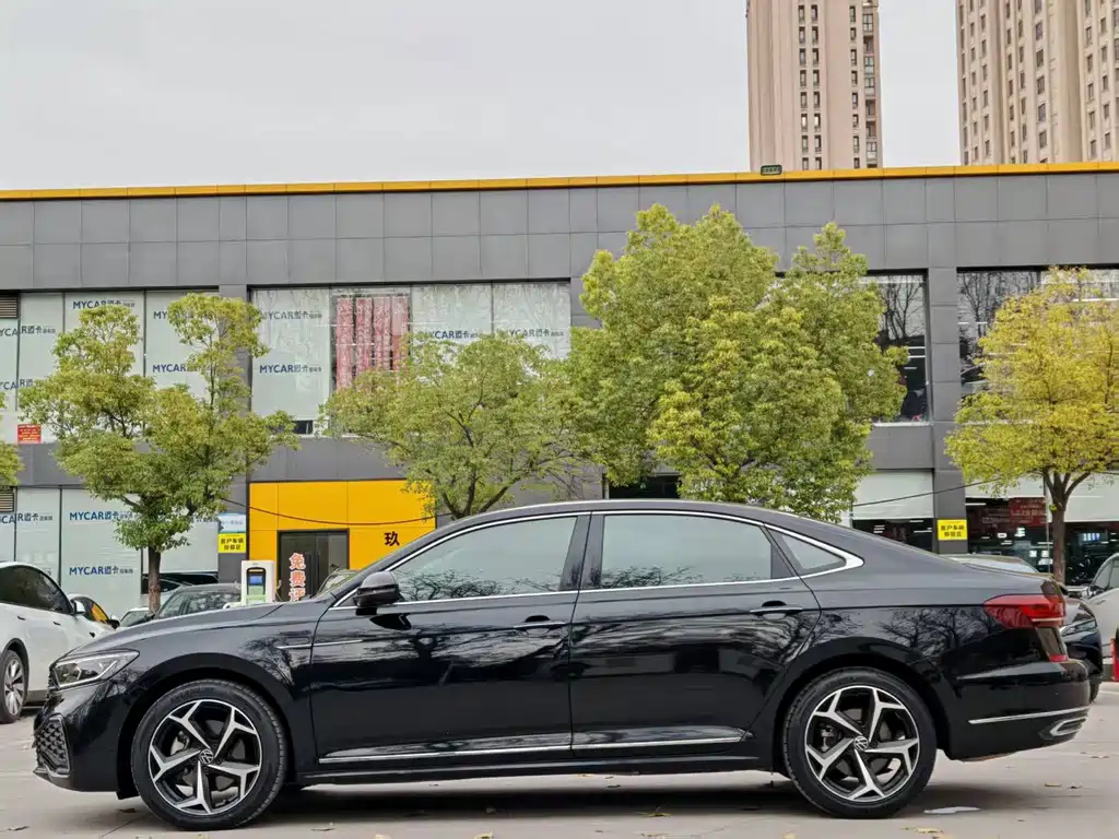 VOLKSWAGEN PASSAT 2024