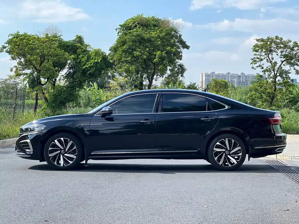 VOLKSWAGEN PASSAT 2025