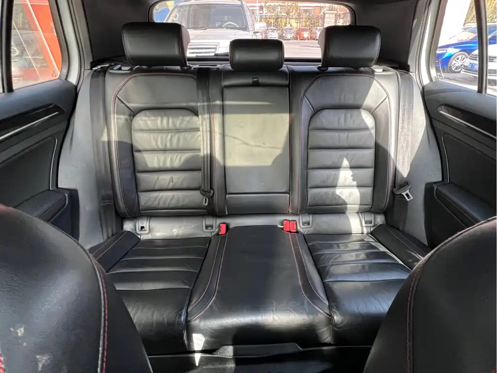 VOLKSWAGEN GOLF GTI 2016