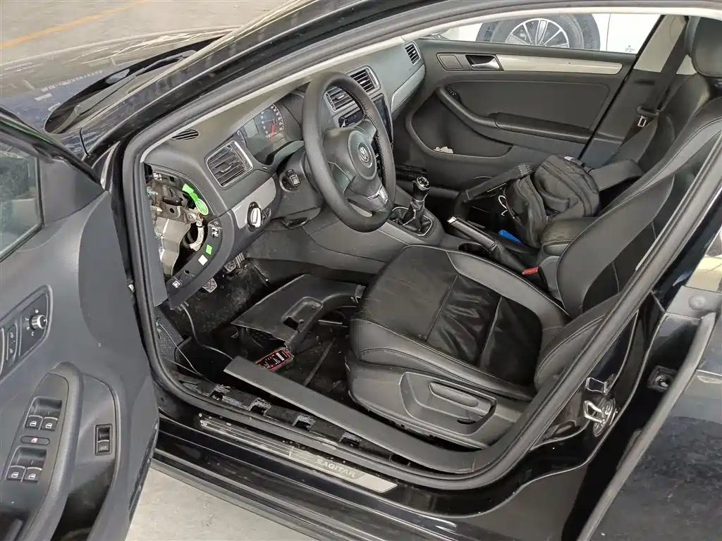 VOLKSWAGEN SAGITAR 2014