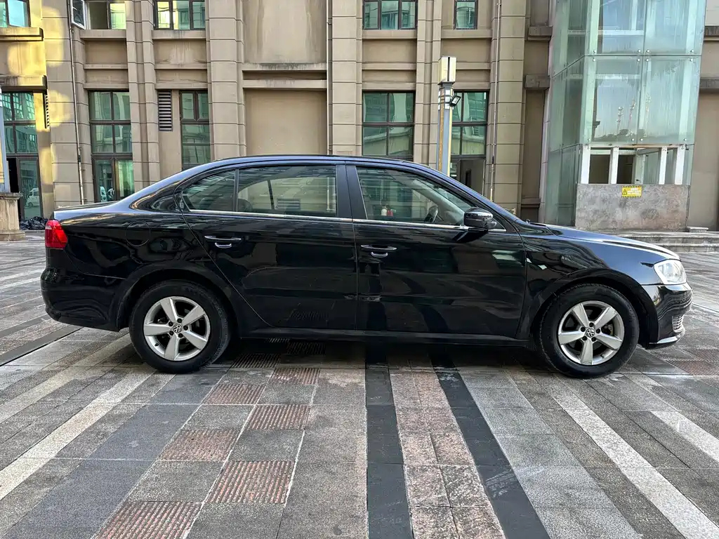 VOLKSWAGEN LAVIDA 2015