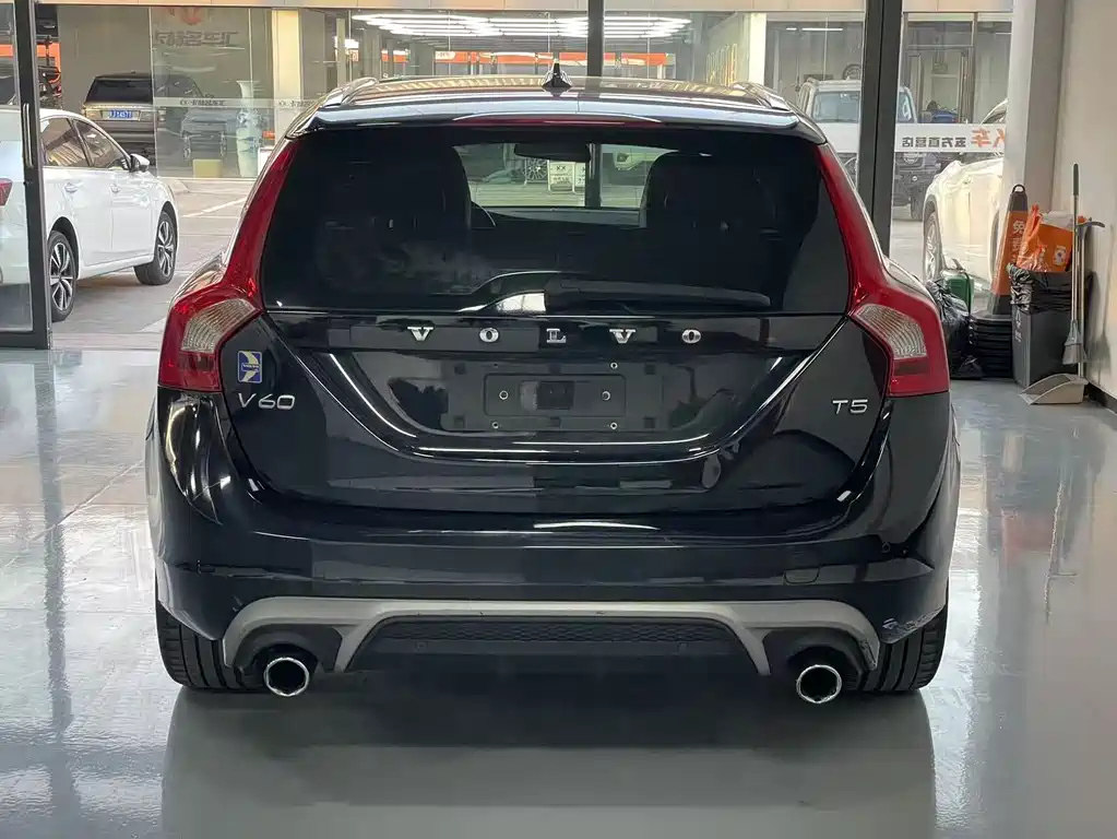 VOLVO V60 2015