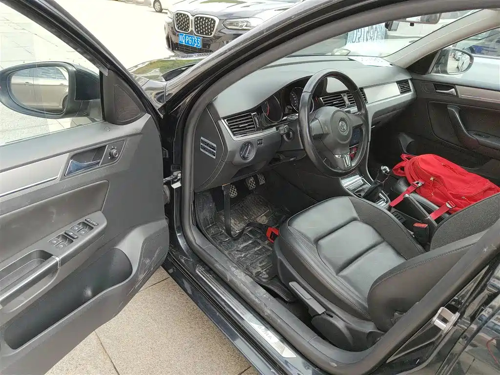 VOLKSWAGEN BORA 2015