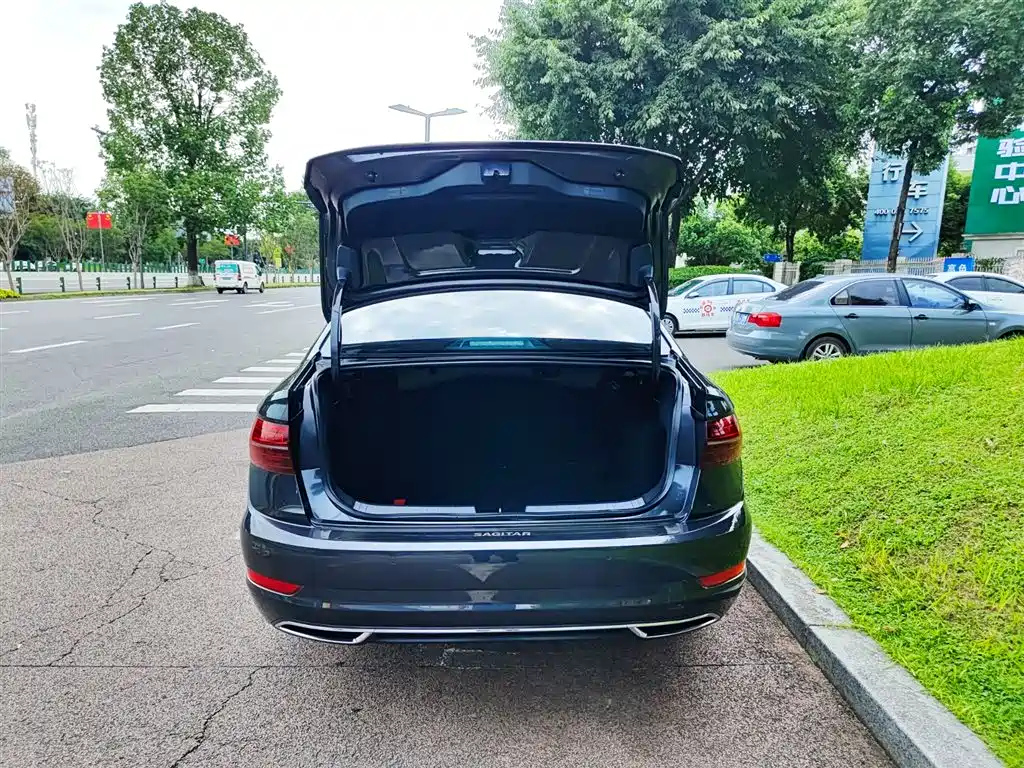 VOLKSWAGEN SAGITAR 2022