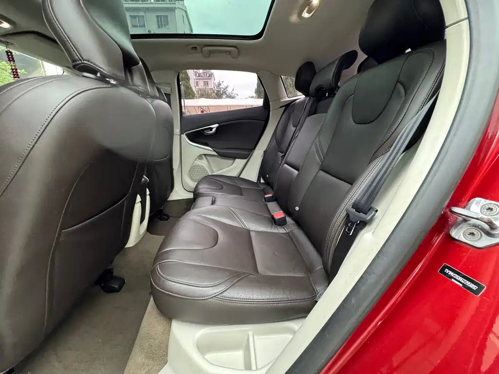 VOLVO V40 2016