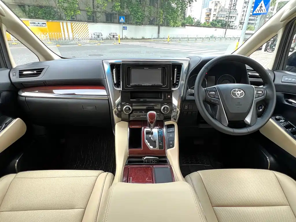 TOYOTA ALPHARD 2015
