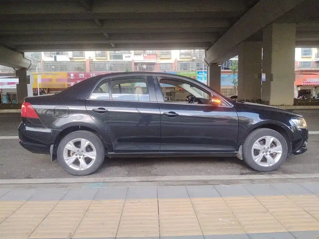 VOLKSWAGEN BORA 2015