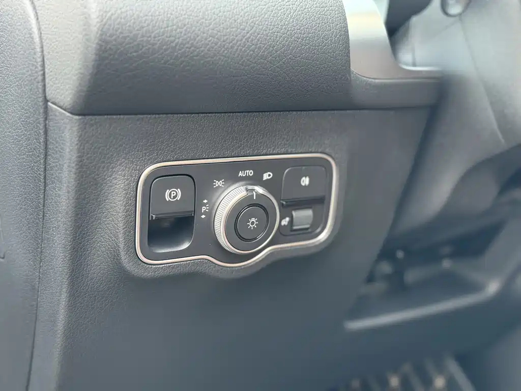 MERCEDES BENZ GLB 2023