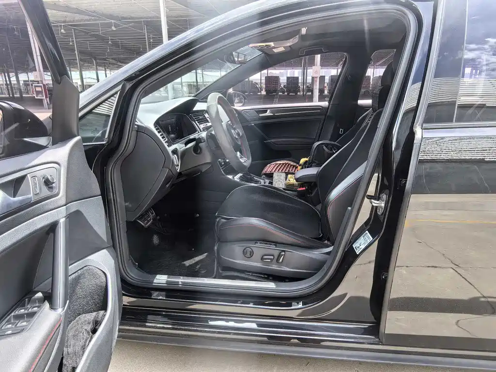 VOLKSWAGEN GOLF GTI 2019