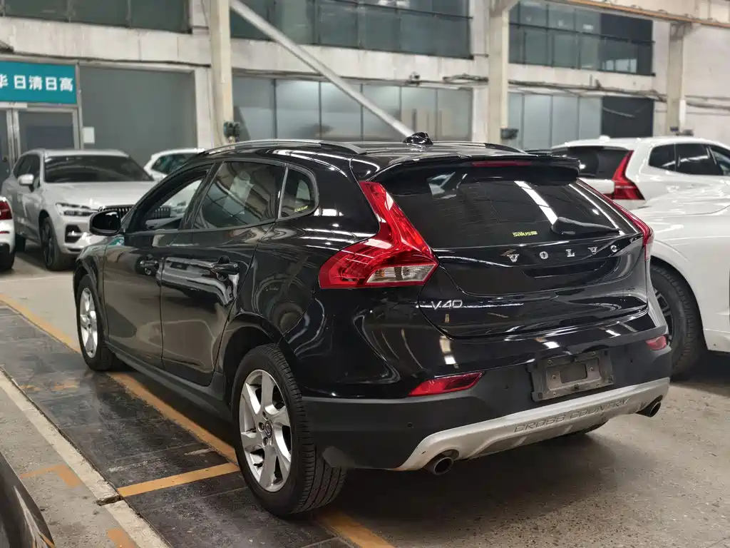 VOLVO V40 2014