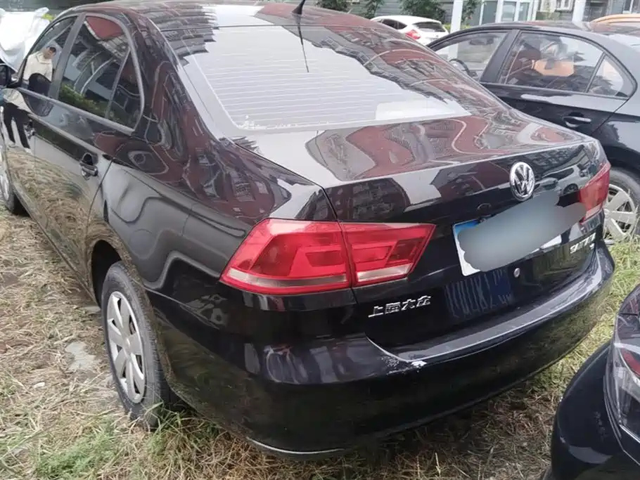 VOLKSWAGEN SANTANA 2015