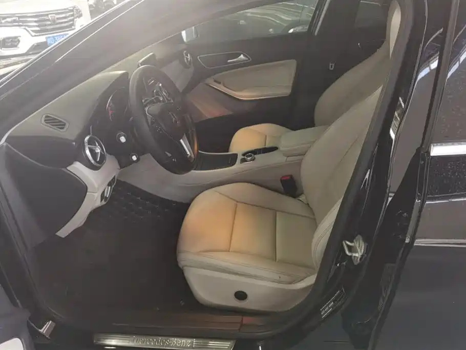 MERCEDES BENZ GLA 2015