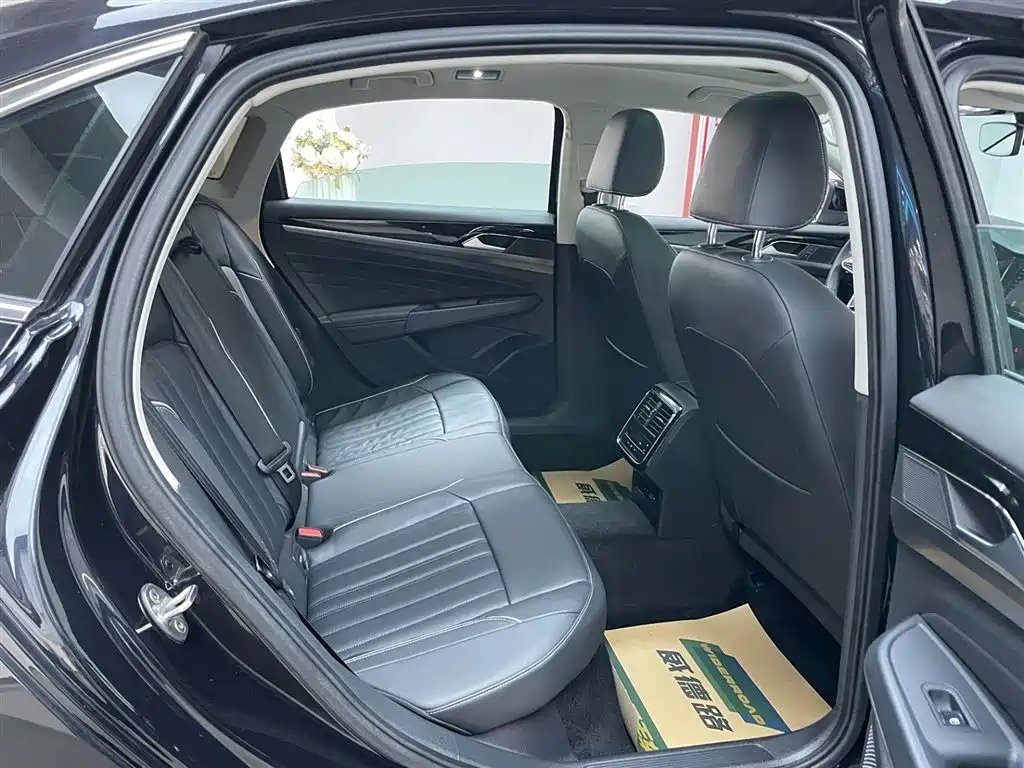 VOLKSWAGEN PASSAT 2023