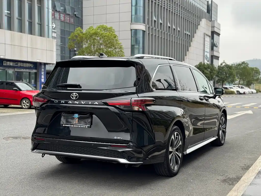 TOYOTA GRANVIA 2025