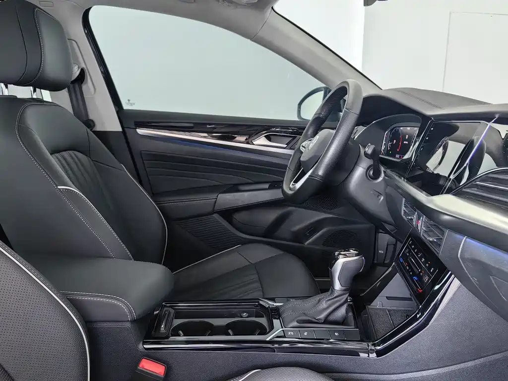 VOLKSWAGEN PASSAT 2024