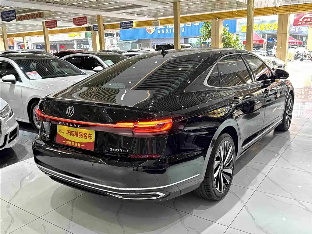 VOLKSWAGEN PASSAT 2024