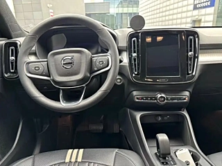 VOLVO XC40  2024