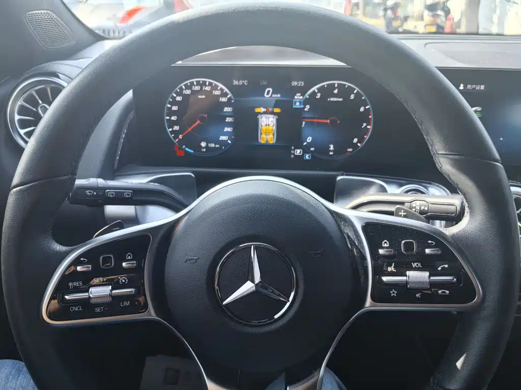 MERCEDES BENZ GLB 2023