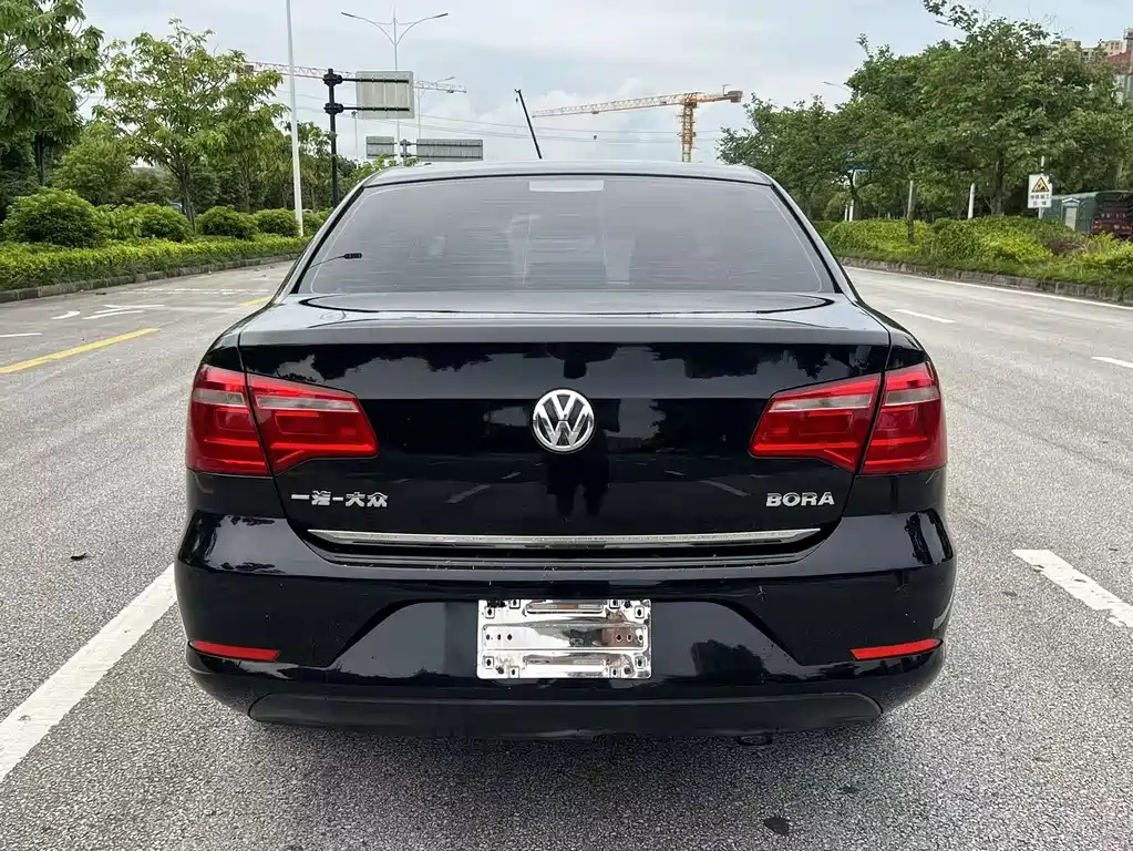 VOLKSWAGEN BORA 2013