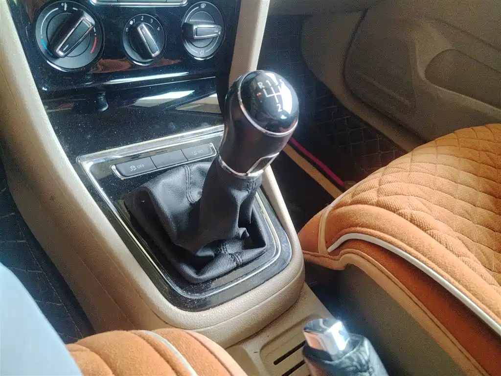 VOLKSWAGEN BORA 2015