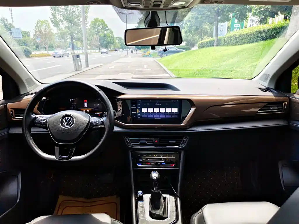 VOLKSWAGEN THARU 2022