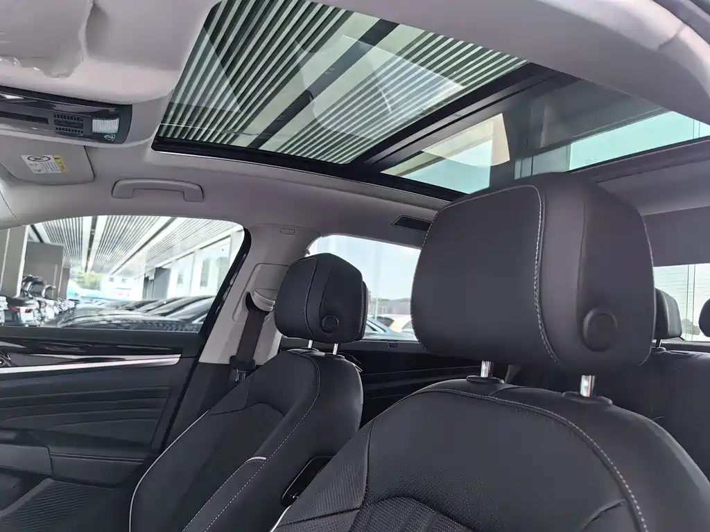 VOLKSWAGEN PASSAT 2024