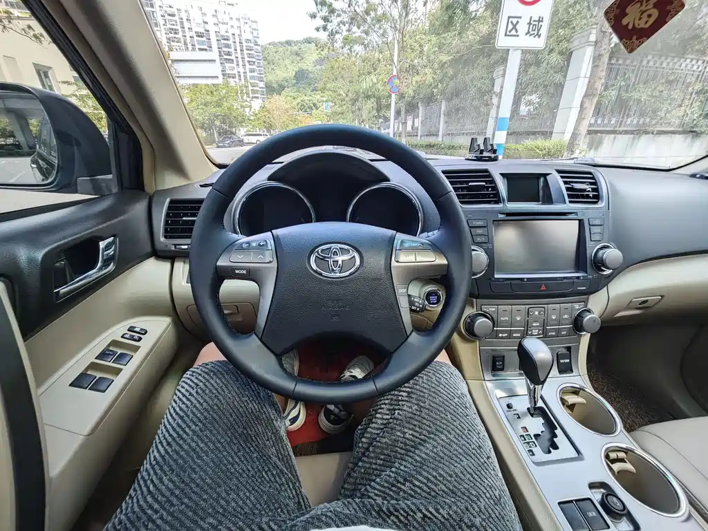 TOYOTA HIGHLANDER 2011