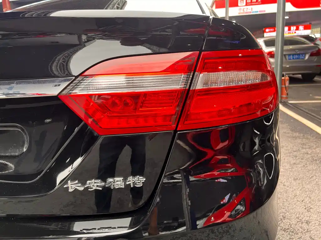 FORD TAURUS 2018