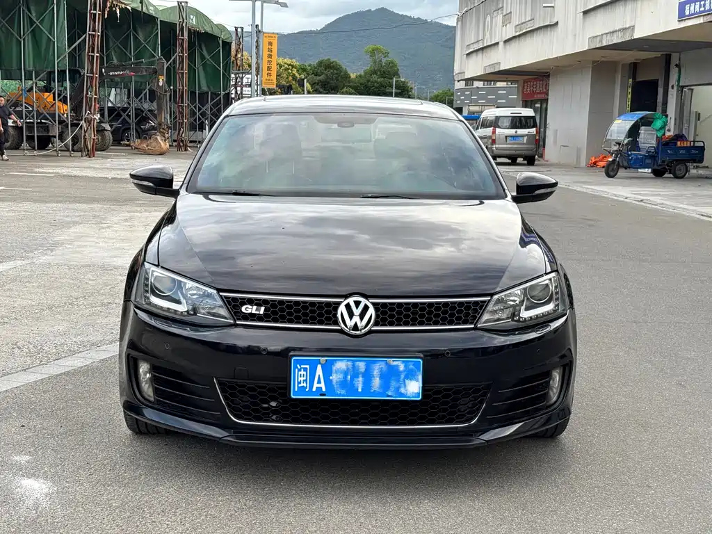VOLKSWAGEN SAGITAR 2014